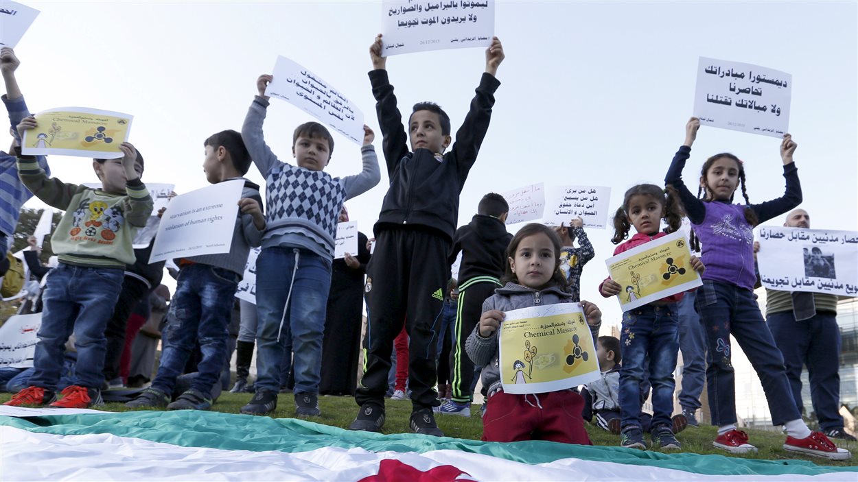 Le 26 décembre, des enfants syriens ont été réunis devant les bureaux de l'ONU, à Beyrouth, au Liban, pour demander la fin du siège de Madaya et de Zabadani.