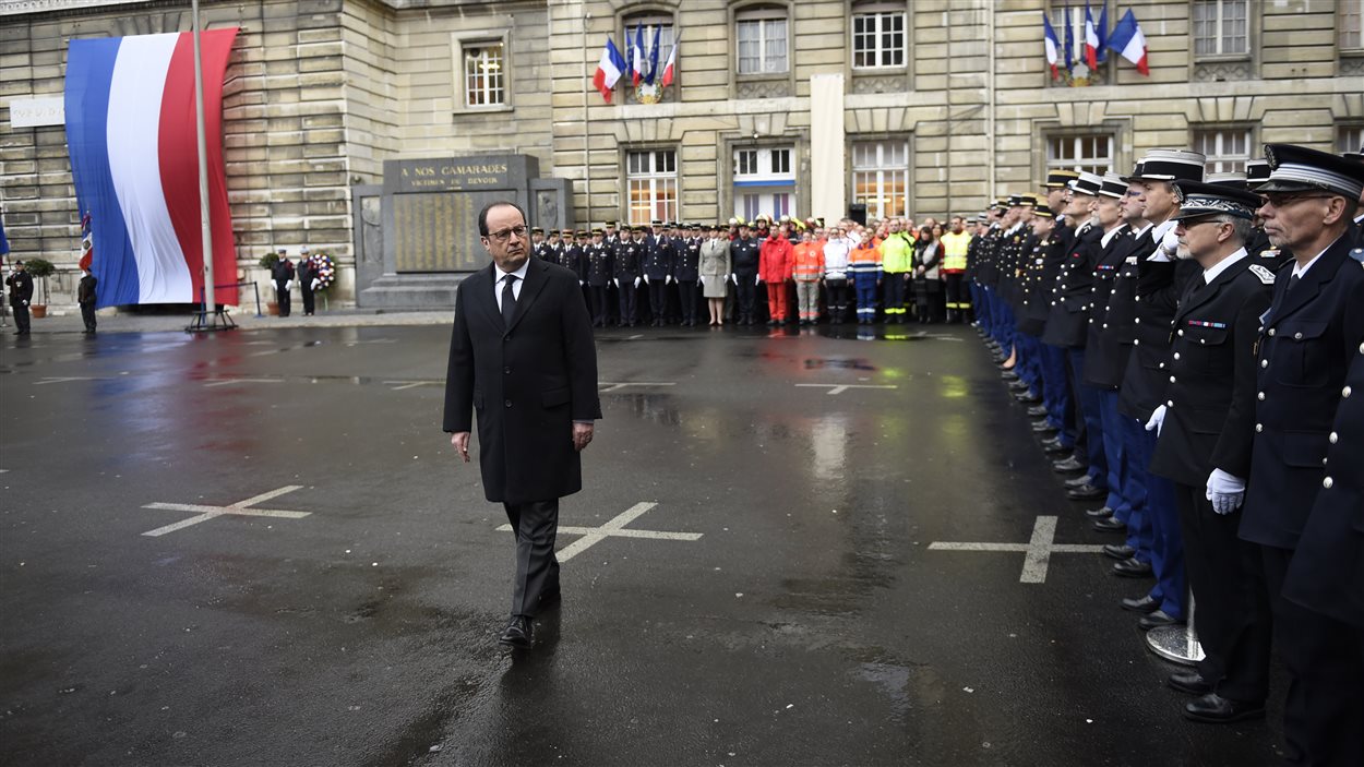 Le président français, François Hollande, a visité les forces de l'ordre au quartier général de la police de Paris, un an après la tuerie de Charlie Hebdo.