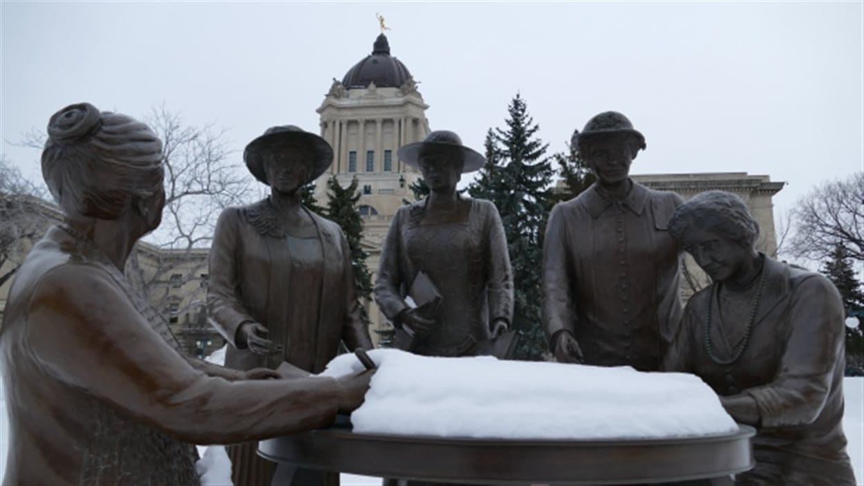 Une statue des « Célèbres cinq » devant l'assembée législative du Manitoba.