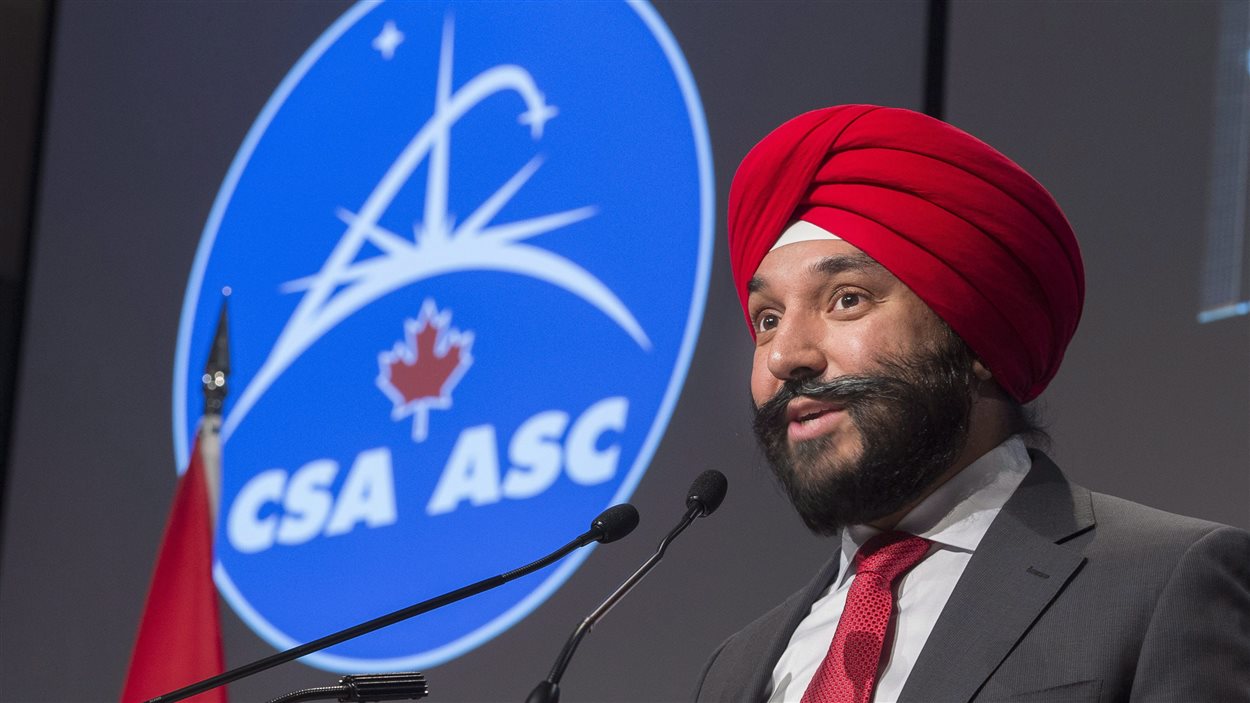 Le ministre de l'Innovation, des Sciences et du Développement économique du Canada, Navdeep Bains, lors d'une visite à l'agence spatiale canadienne à Saint-Hubert, Québec