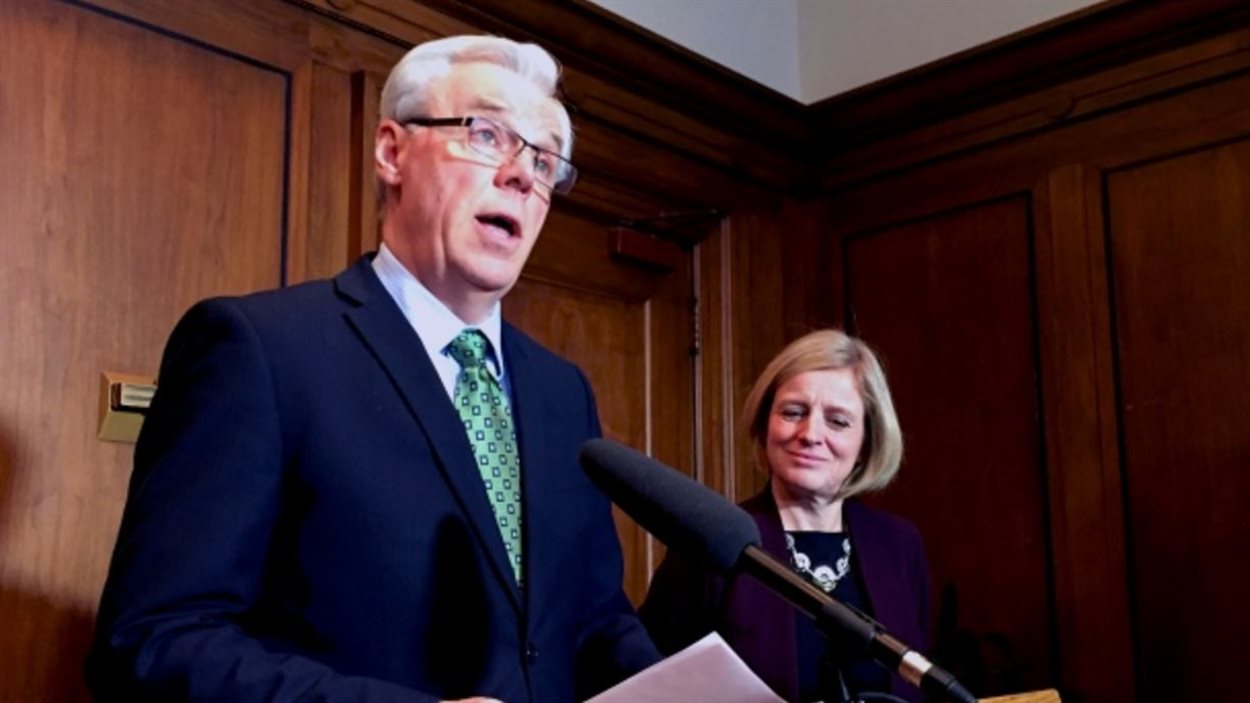 La première ministre de l'Alberta Rachel Notley et le premier ministre du Manitoba Greg Selinger ont signé un accord sur les énergies renouvelables.