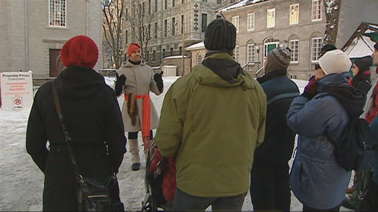 Un guide touristique en plein travail à Québec.