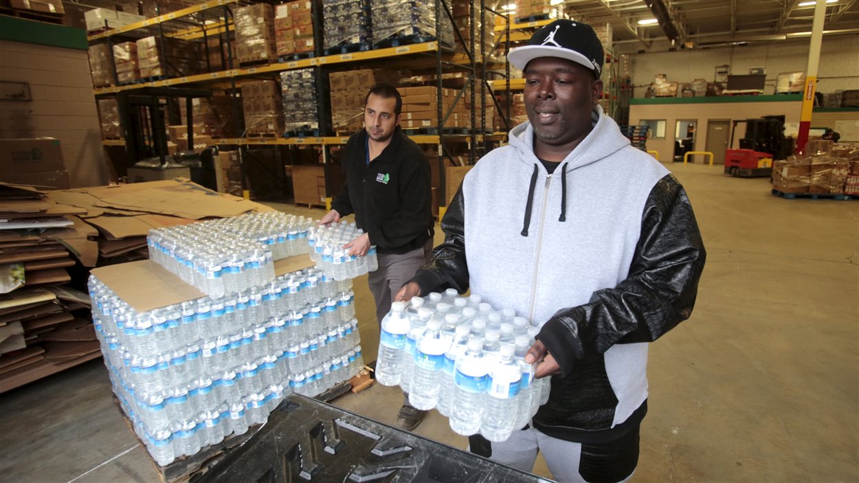Des habitants de Flint s'approvisionnent en eau embouteillée.