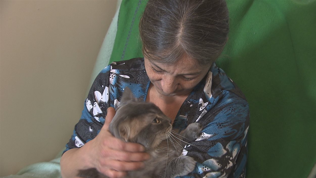 Kathy Legault et l'un de ses trois chats.