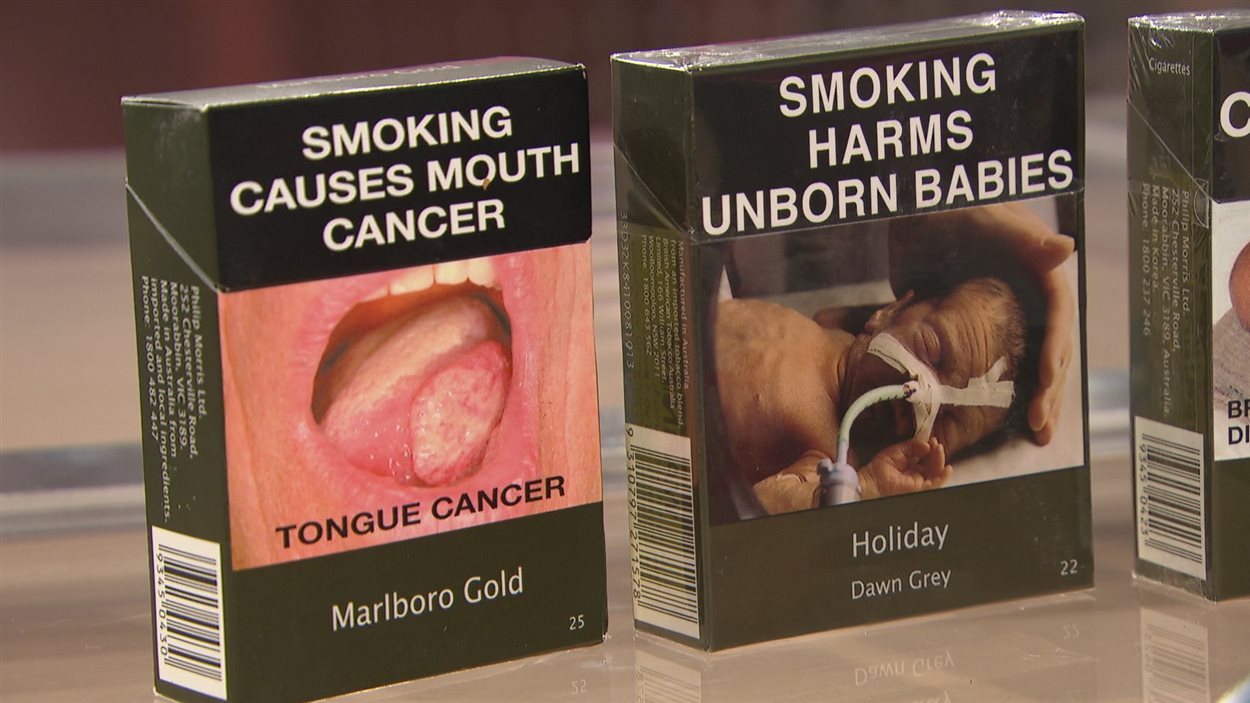 Les paquets de cigarettes neutres en Australie ont la même apparence d'une marque à l'autre.