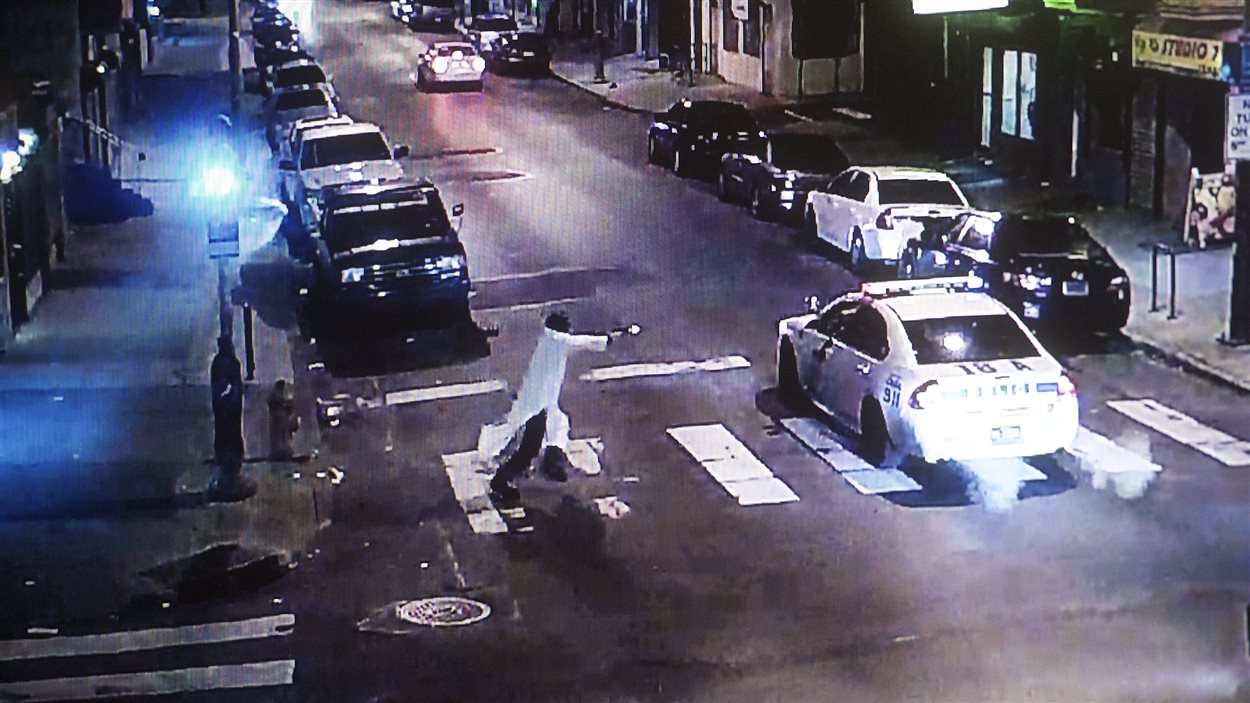 Cette image extraite d'une vidéo de surveillance montre Andrew Archer ouvrant le feu sur le policier Jessie Hartnett dans la nuit de jeudi à vendredi, à Philadelphie.
