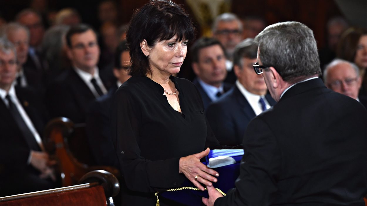 Le maire de Québec, Régis Labeaume, offre un drapeau de la Ville de Québec à la femme de Jean-Paul L'Allier, Johanne Mongeau