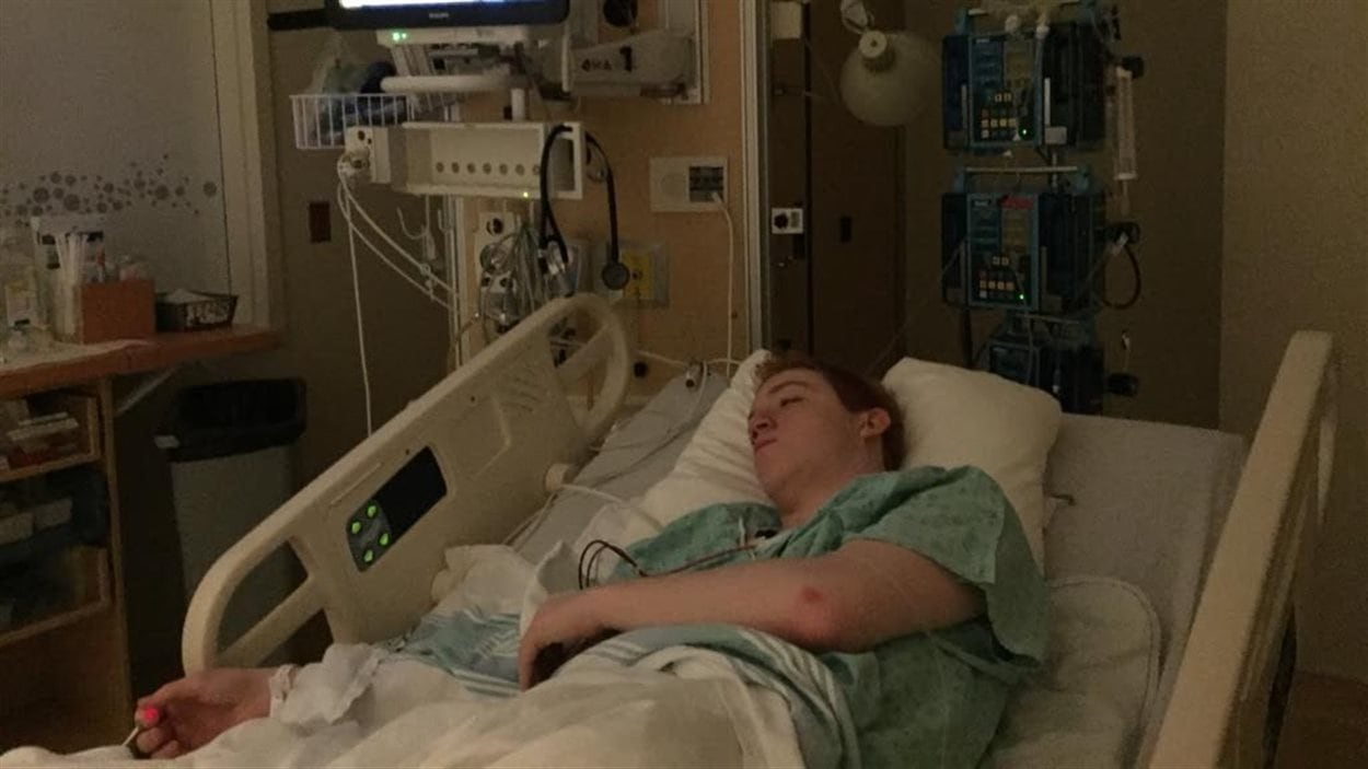 Jérémie, 16 ans, a passé 2 jours à l'hôpital après avoir été blessé lors d'un match de hockey