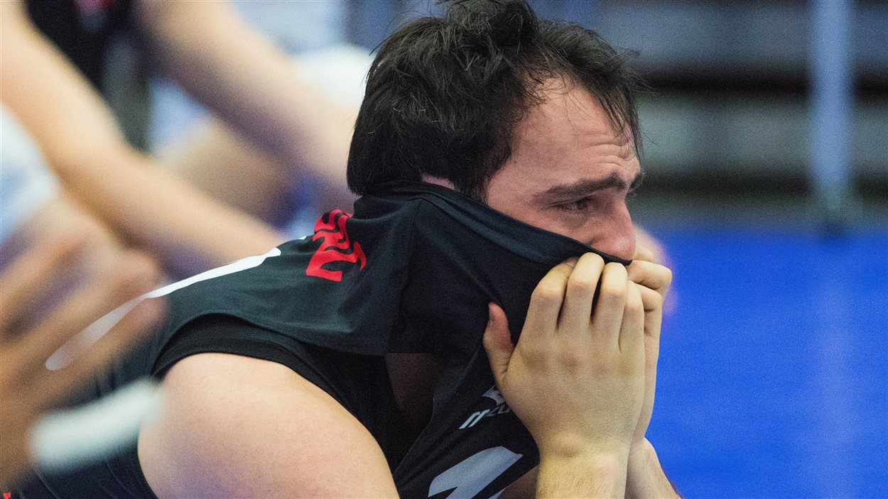 Nicholas Hoag, membre de l'Équipe nationale de volleyball masculin, réagit à la défaite des siens face à Cuba, lors d'un tournoi de qualification olympique, disputé à Edmonton