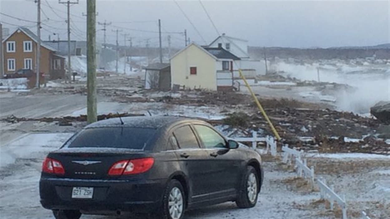 La route a été barrée à Matane-sur-Mer en raison des vagues violentes.