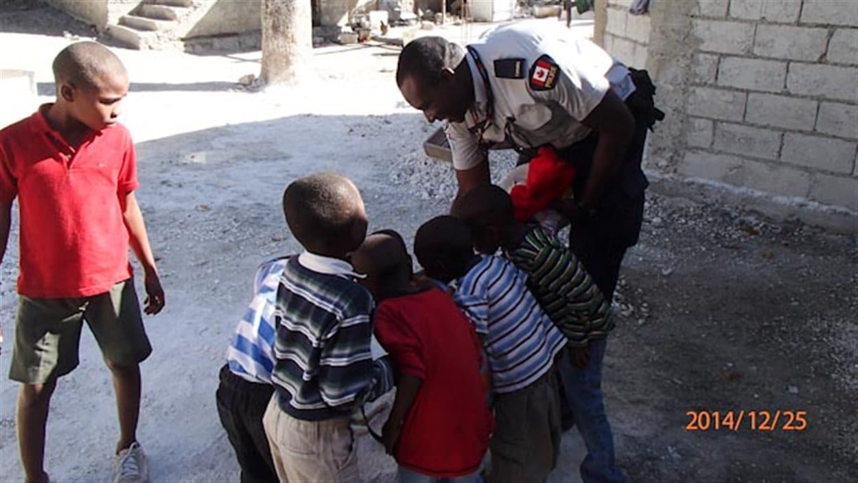 policier-orphelins-haiti