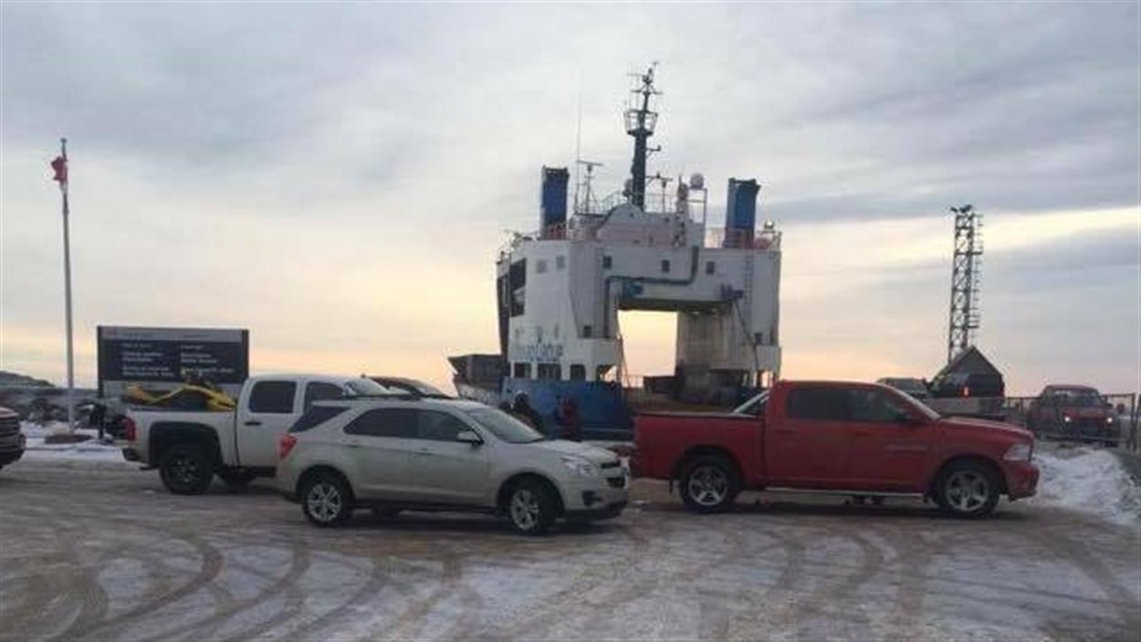 Des manifestants bloquent le traversier de BlancSablon en direction du