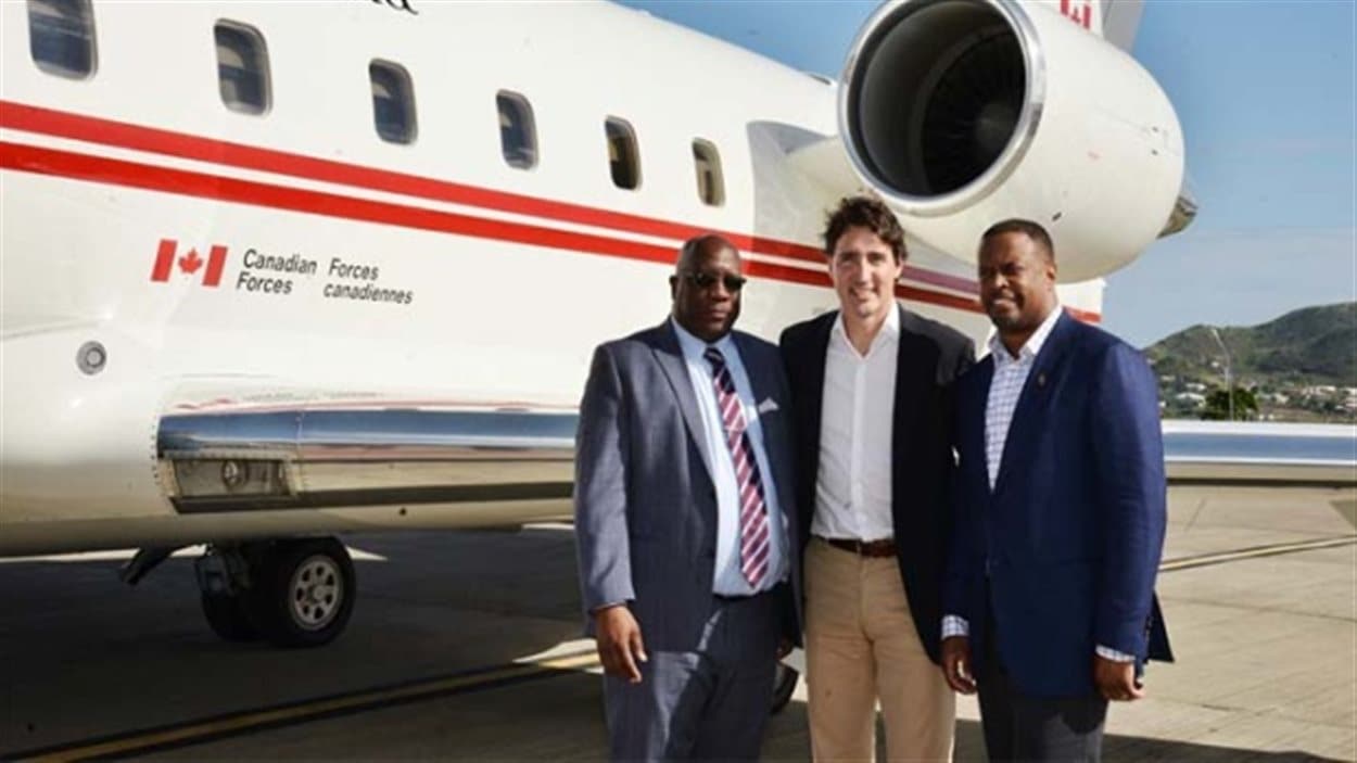 Justin Trudeau avec le premier ministre Timothy Harris (g) et Mark Brantley, le ministre des Affaires étrangères de St-Kitts et Nevis.