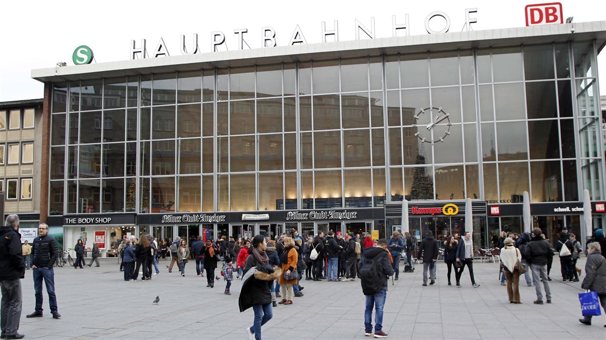 Selon le ministre Jäger, près d'un millier d'hommes provenant de pays arabes ou d'Afrique du Nord se sont rassemblés devant la gare de Cologne la nuit du Nouvel An.