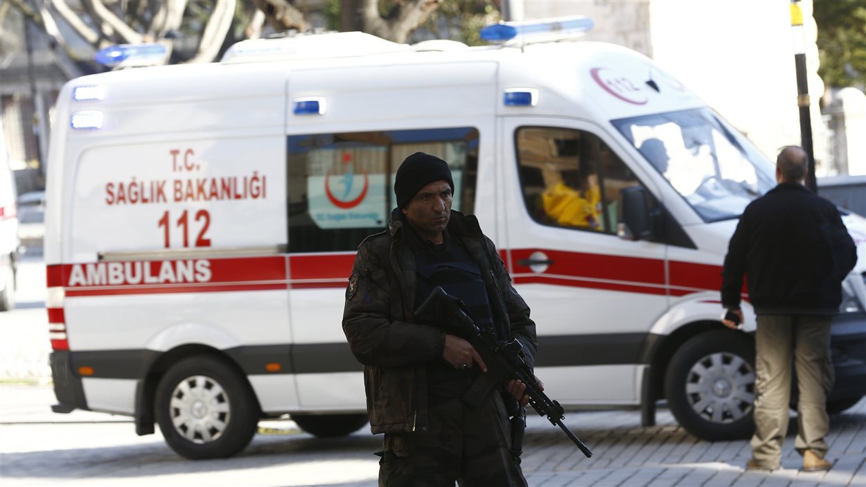 Un policier protège le périmètre de sécurité autour du site de l'attentat survenu près de la mosquée bleue à Istanbul.