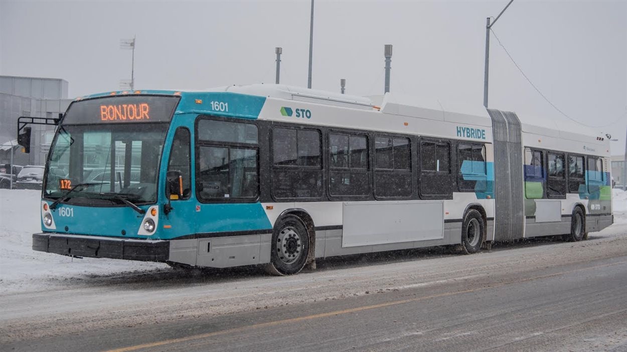 La STO teste le premier autobus articulé hybride fabriqué au Québec. 