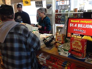 La folie de la loterie Powerball dans un dépanneur du Maine, aux États-Unis.