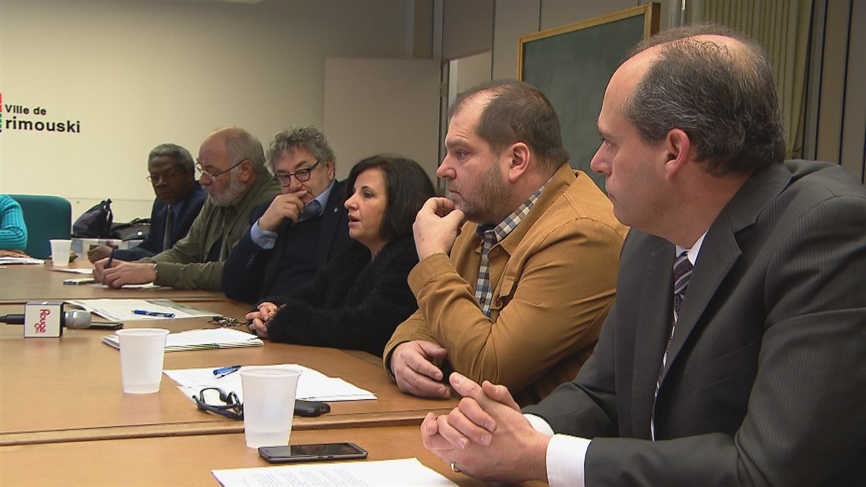Mahnaz Fozi, d'Accueil et Intégration Bas-Saint-Laurent, entourée des élus de la région, en conférence de presse mercredi.