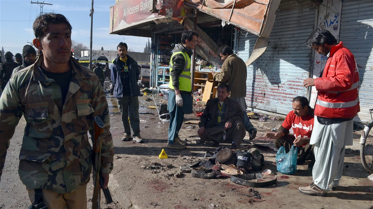 Des policiers et des secouristes pakistanais arrivent sur les lieux d'un attentat suicide contre un centre de vaccination contre la polio à Quetta, au Pakistan.