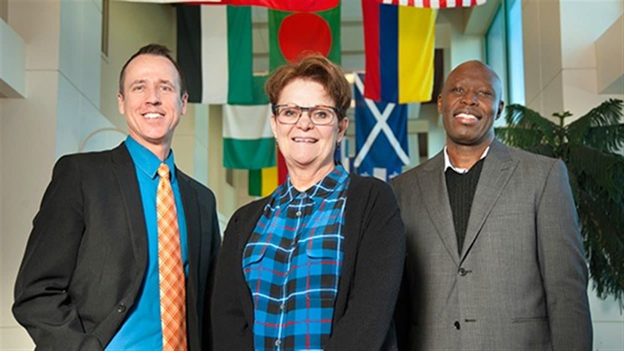 De gauche à droite : Darcy Dietrich, directeur de la Open Door Society, Donalda Halabuza et Daniel Kikulwe, des chercheurs de l'Université de Regina