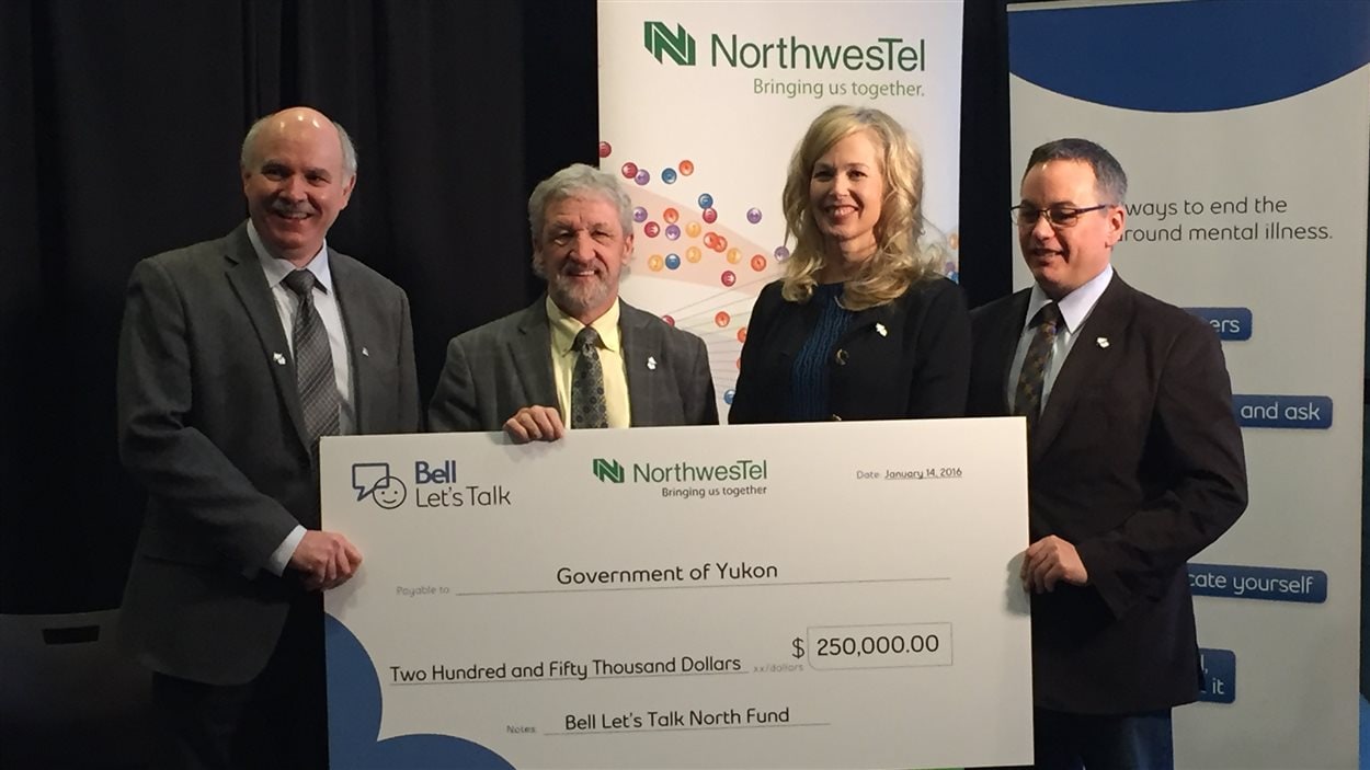 des ministres et des représentants de Northwestel tiennent un chèque de 250 000$