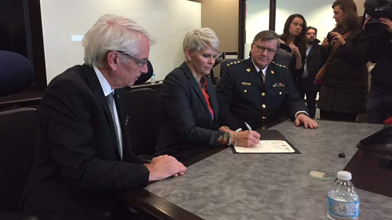 La ministre responsable des Services correctionnels et de la police Christine Tell inaugure un nouveau laboratoire d'analyse prévisionnelle