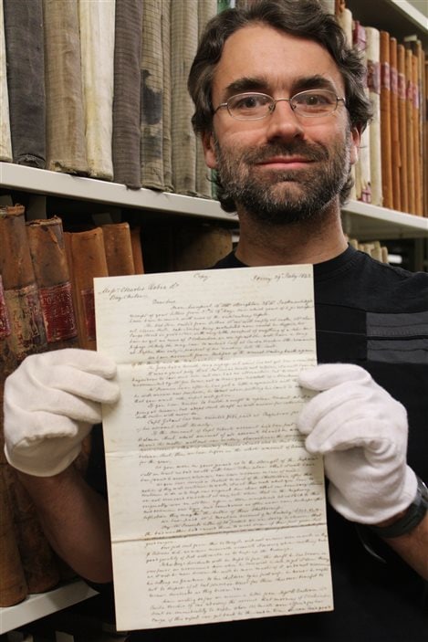 L'archiviste du Musée de la Gaspésie, Jeannot Bourdages, présente une lettre envoyée en 1842 de Jersey pour la Compagnie Robin.