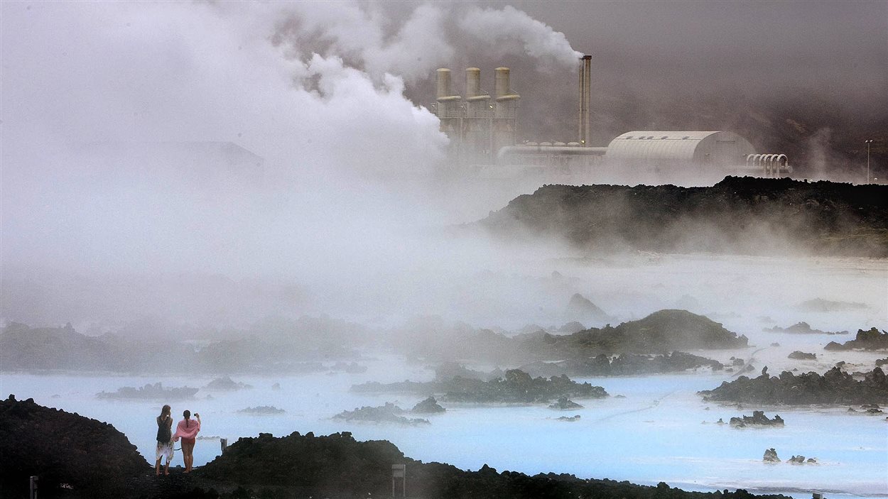 L’énergie géothermique est notamment utilisée pour la production d’électricité en Islande. L’eau chaude sert aussi à alimenter les bains publics.