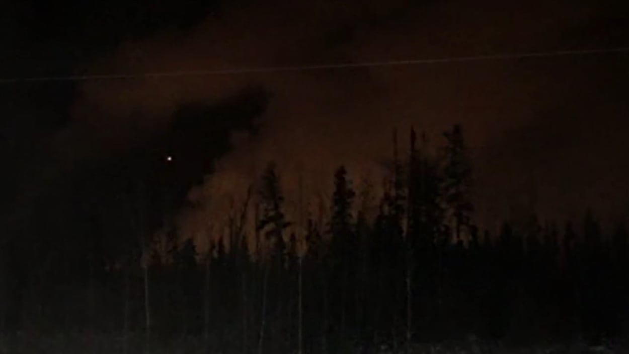 De la fumée s'échappait encore de l'usine plusieurs heures après l'explosion.