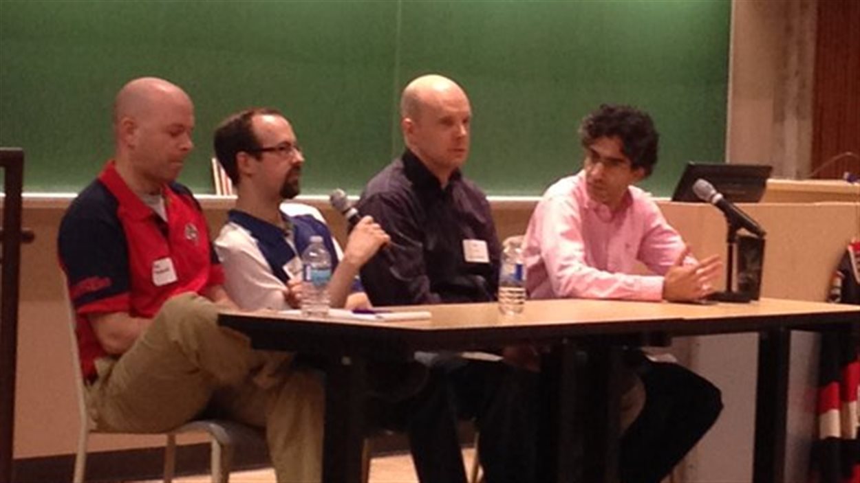 Environ 200 personnes se sont rassemblées à l'Université Carleton pour une conférence avec des acteurs du milieu de l'analytique et des statistiques avancées du hockey.