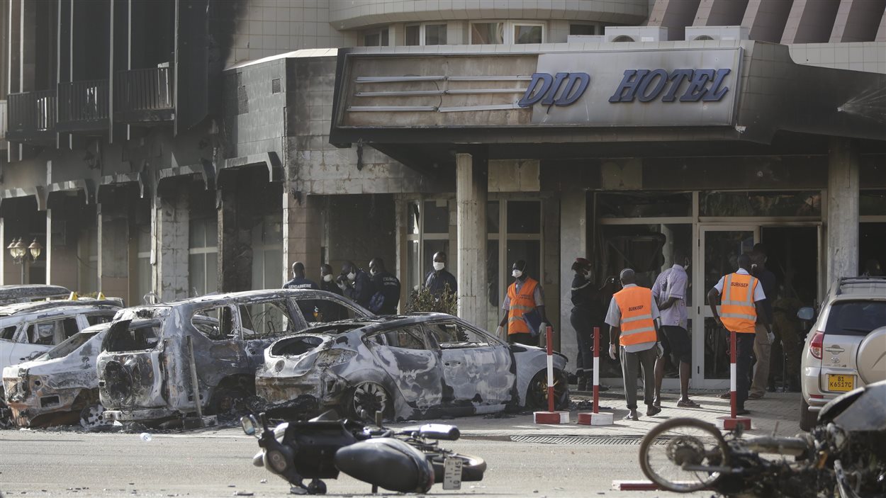 La scène de désolation est encore bien présente devant l'hôtel Splendid de Ouagadougou au lendemain d'une attaque terroriste qui a fait des dizaines de morts et blessés. 