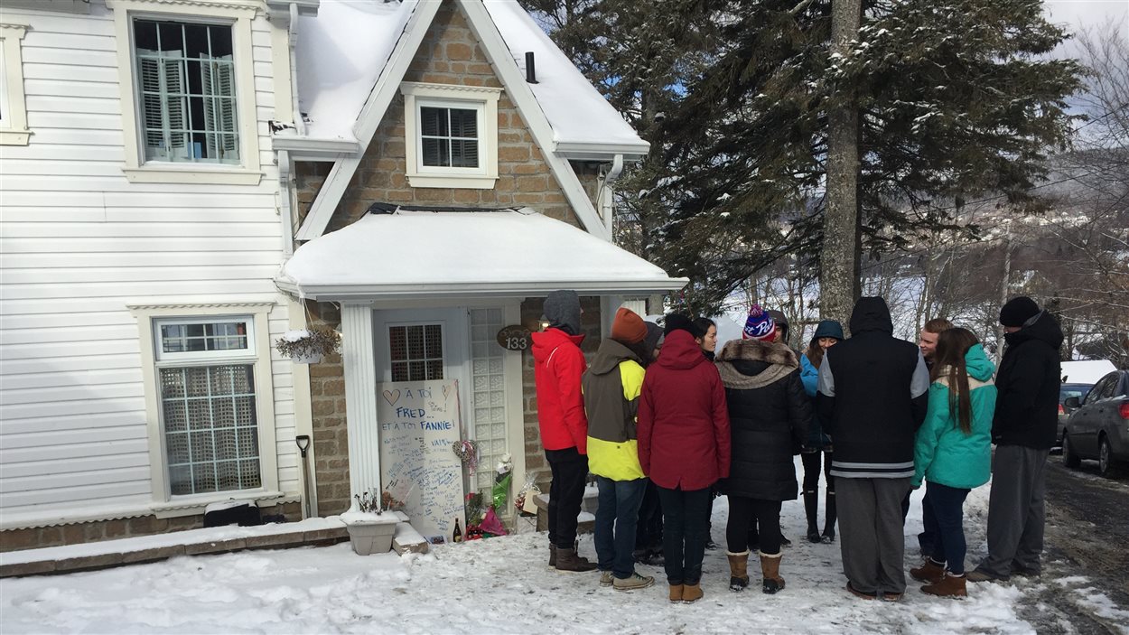 Des amis de Charlelie Carrier se recueillent devant la maison de la famille à Lac-Beauport
