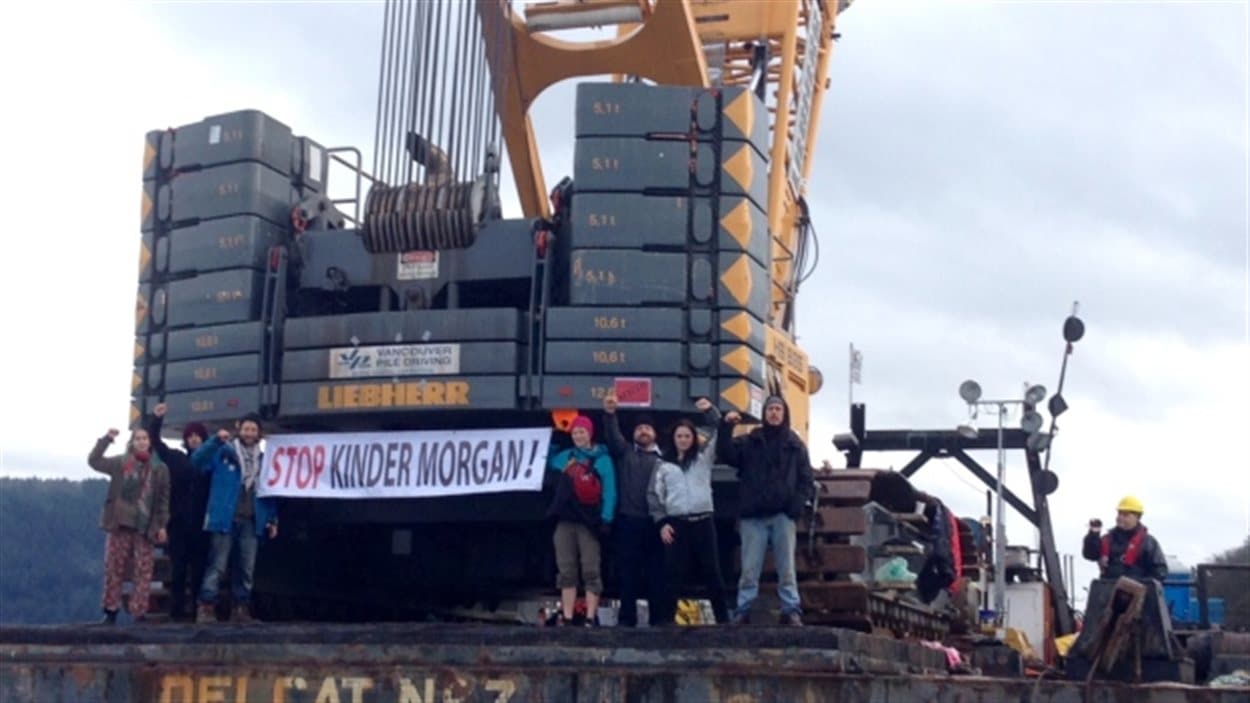 Des manifestants sur une barge de la compagnie Kinder Morgan au large de Burnaby