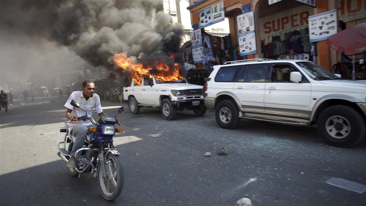 Une voiture brûle durant une manifestation à Port-au-Prince, à Haïti, le 18 janvier 2016.