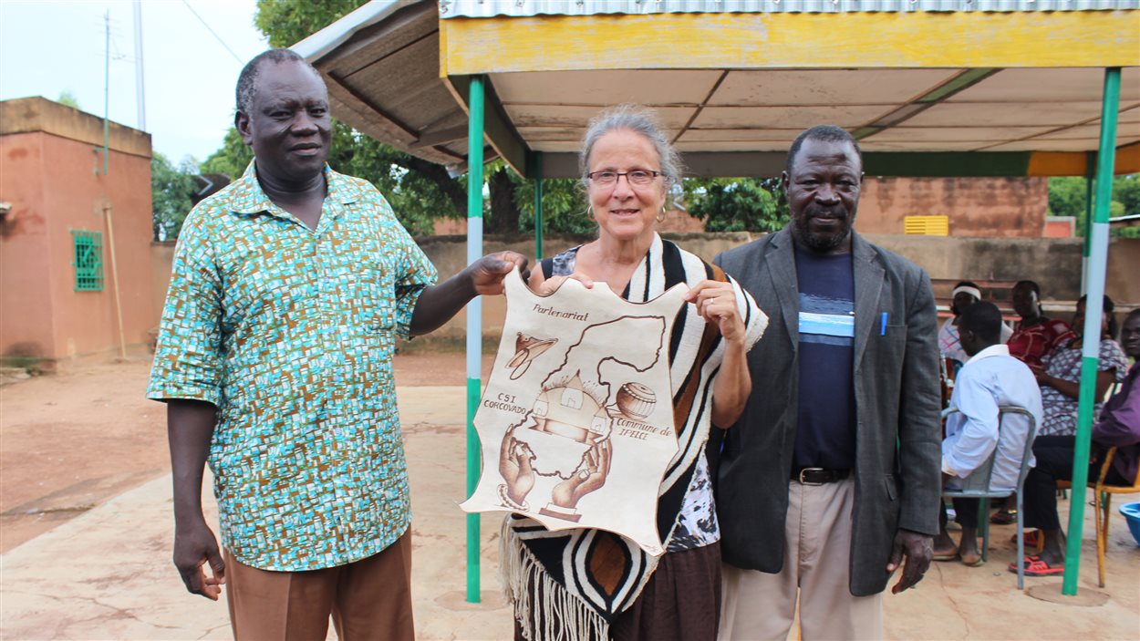 La chargée de projet Ginette Caron avec des partenaires de Corcovado au Burkina Faso
