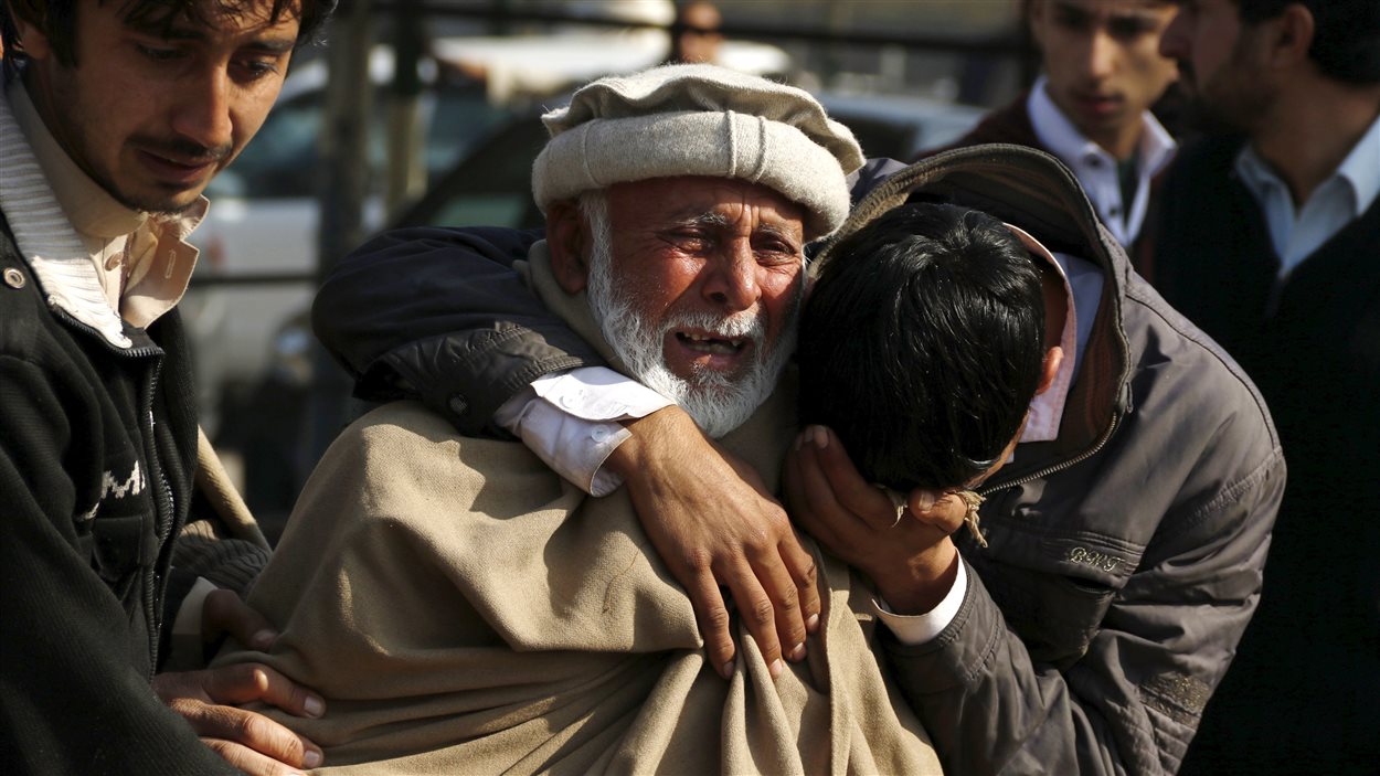 Des gens pleurent la mort de leurs proches après un attentat suicide près de Peshawar au Pakistan, le 19 janvier 2016.