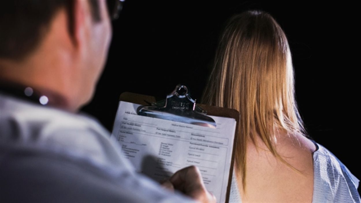 Au cours des 15 dernières années, au moins 250 médecins ont été sanctionnés à travers le Canada pour diverses infractions reliées à leur comportement, selon une enquête de CBC de leurs dossiers de discipline.