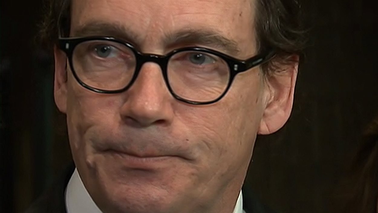 Le chef du PQ, Pierre Karl Péladeau, envisage de mettre en demeure le PLQ pour les propos du ministre Jean-Marc Fournier sur le financement de l'Institut de recherche sur la souveraineté.