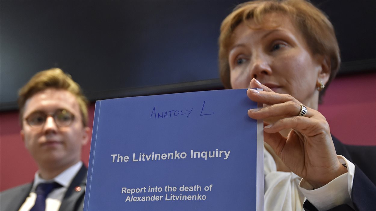 La veuve d'Alexandre Litvinenko, Marina, et son fils, Anatoly, en conférence de presse après la présentation du rapport
