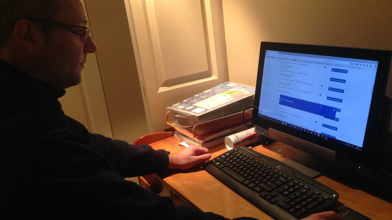 Mathieu Cornec navigue sur le site de Citoyenneté et Immigration Canada.