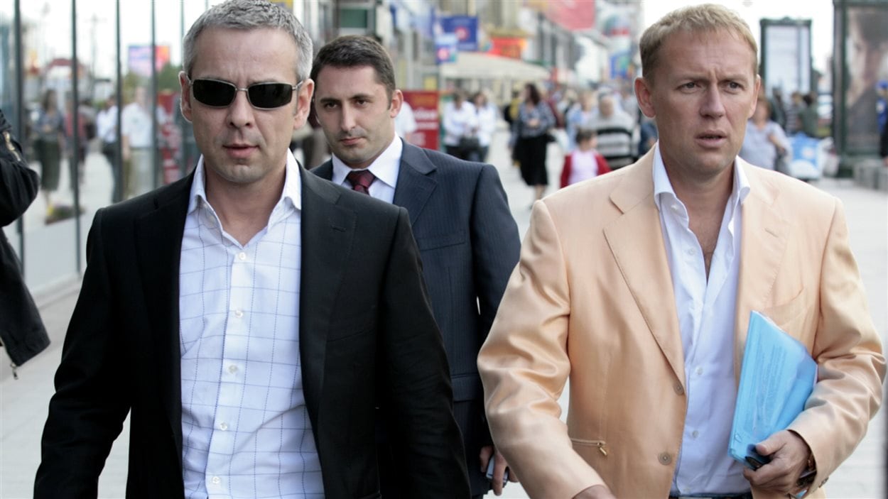 Dmitri Kovtoun (gauche) et Andreï Lougovoï (droite), au terme d'une entrevue accordée à une radio russe en 2007 au sujet de l'affaire Litvinenko.