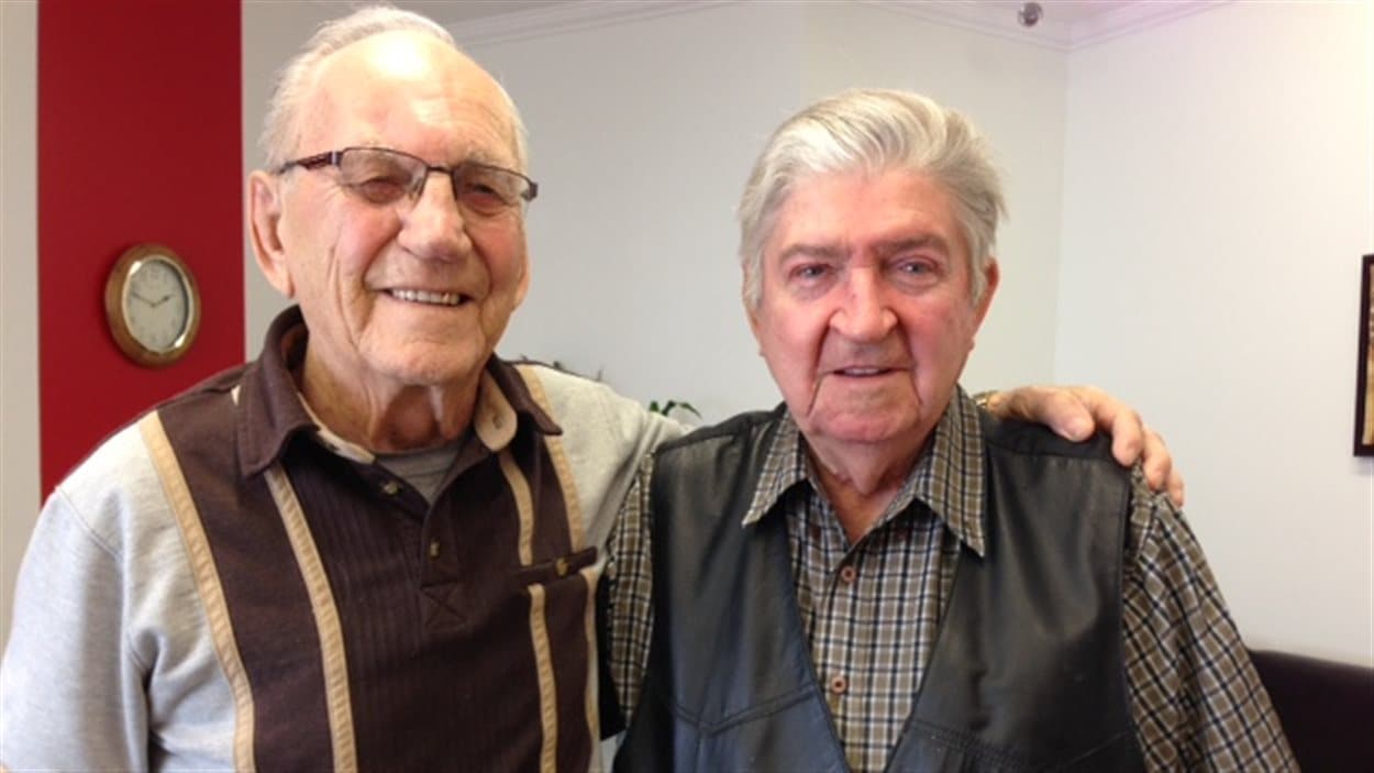 Normand Caron (gauche) et Roland Fortier (droite) vétérans de la Seconde Guerre mondiale.