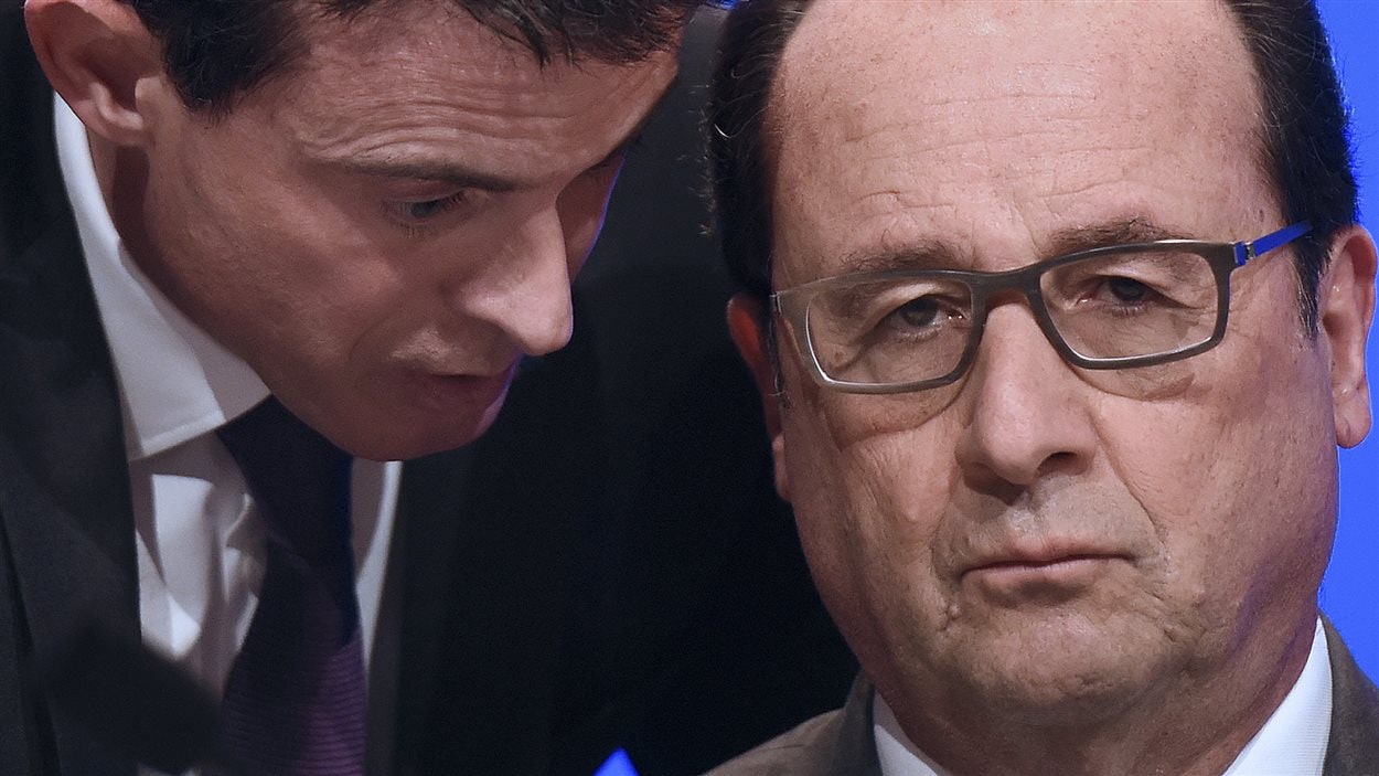 Le premier ministre français Manuel Valls parle au président François Hollande (archives)