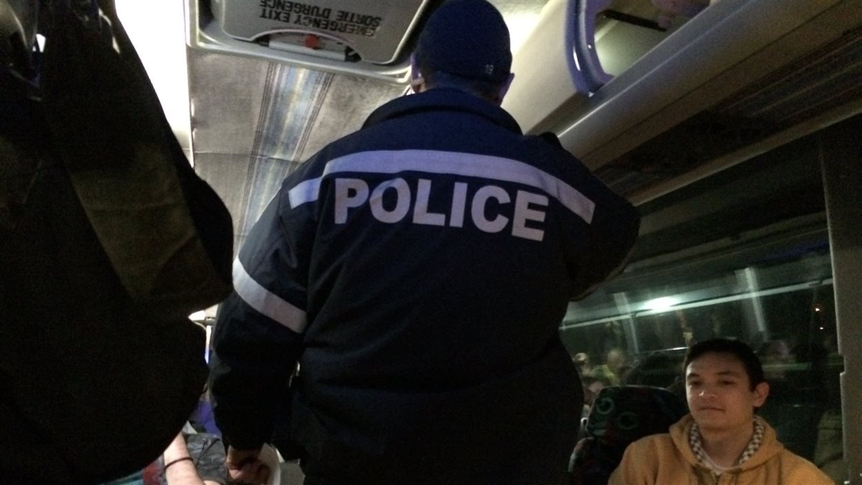 Le policier Mathieu Hinse s'adresse aux jeunes visiteurs dès leur arrivée à bord d'autobus.