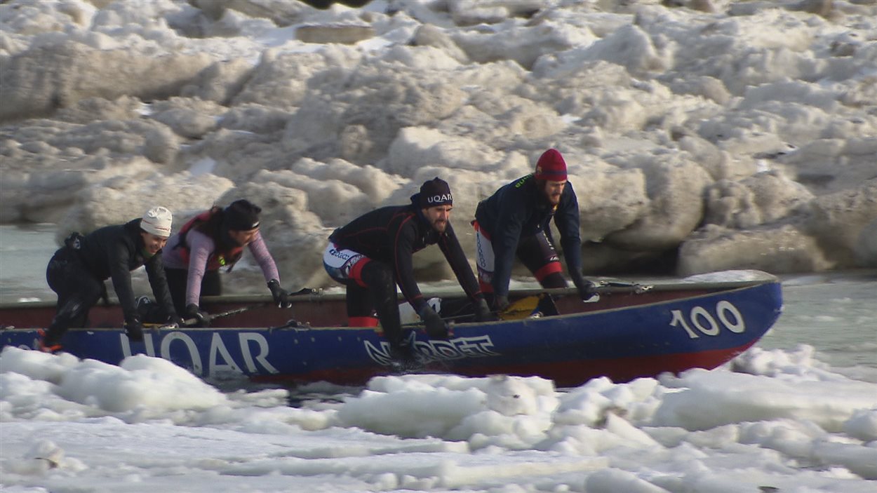 Nadia Ross a accompagné l'équipe de canot à glace lors d'une pratique sur le fleuve Saint-Laurent.