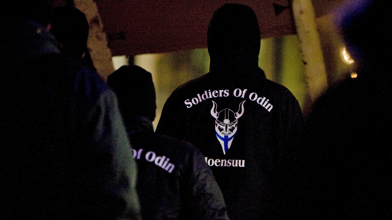 Des membres de la milice civile islamophobe Les soldats d'Odin manisfeste à Joensuu, dans l'est de la Finlande.