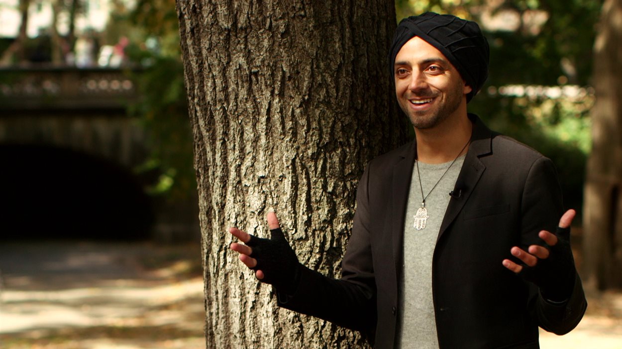 Idan Raichel en entrevue à Central Park (New York), le 17 octobre 2015. « J'espère que les gens ouvriront leurs cœurs pour nous entendre. Dans des zones de conflits, il ne faut pas chercher la vérité parce qu'elle a trop d'angles différents. L'empathie, l'espoir et la foi; il faut se laisser porter par ça. La dernière chose à disparaître est l'espoir. »