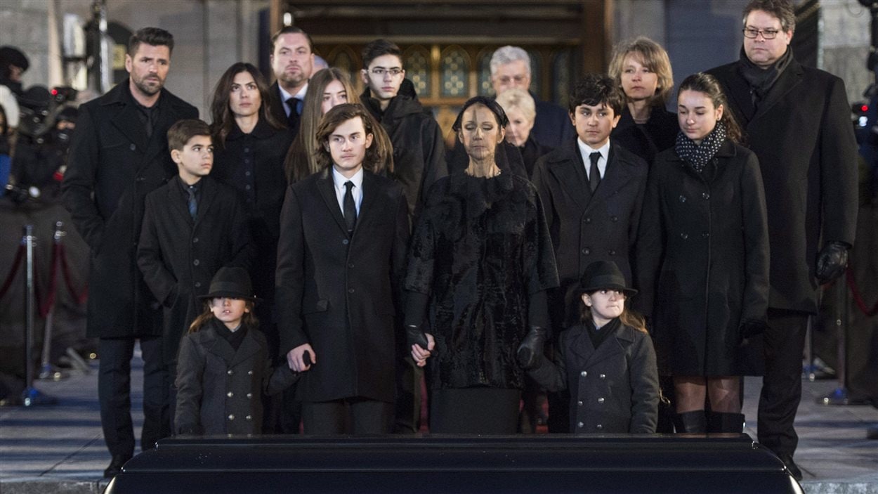 À l'avant-plan, devant le cercueil de René Angélil, Céline Dion et ses fils René-Charles, Eddy et Nelson, et derrière, d'autres membres de la famille Angélil-Dion.