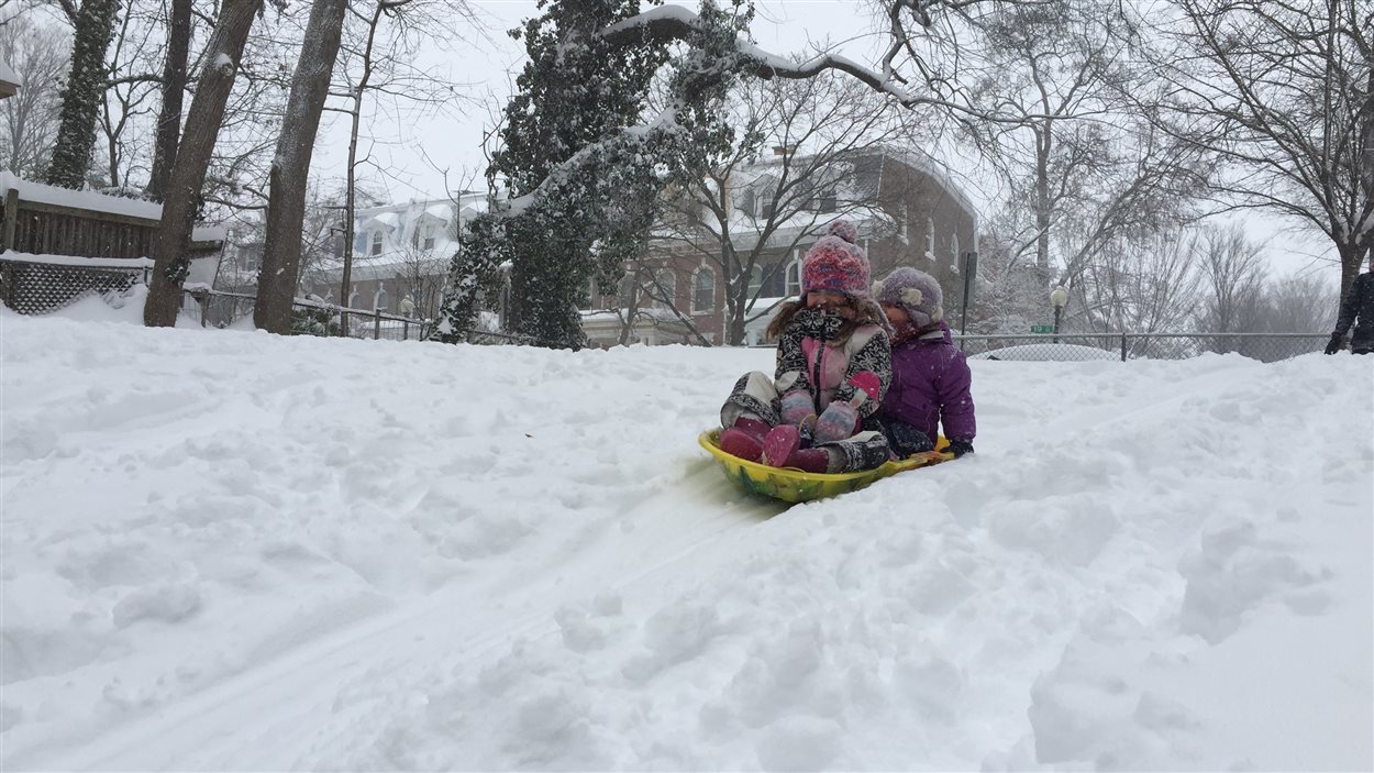 Des enfants s'amusent dans la neige à Washington.
