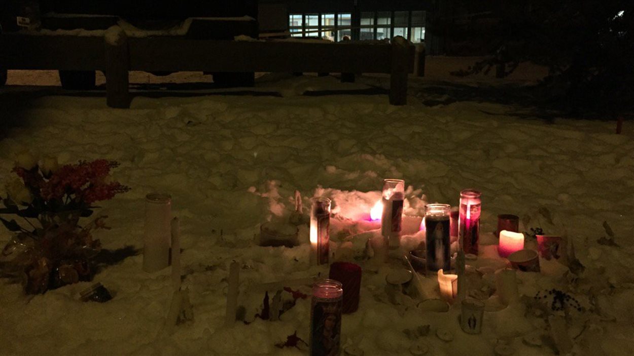 Bougies allumées près de l'école où s'est produite la fusillade, à La Loche, le 22 janvier